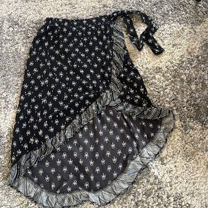 Rue 21 beautiful white and golden printed black skirt size S